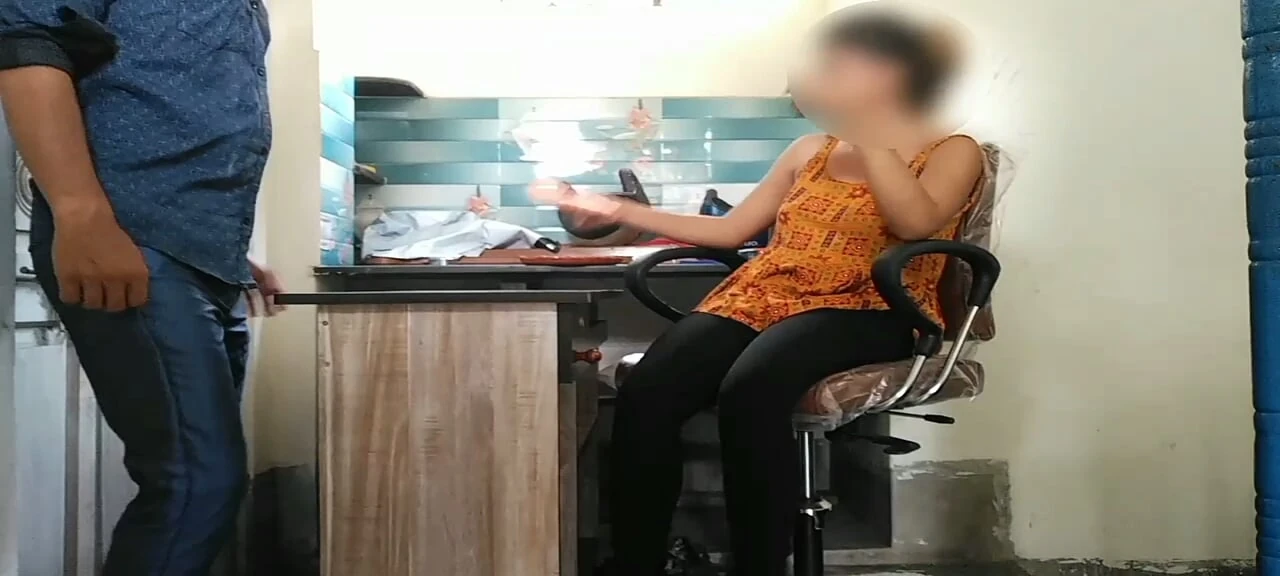Office me receptionist ko choda boss ne